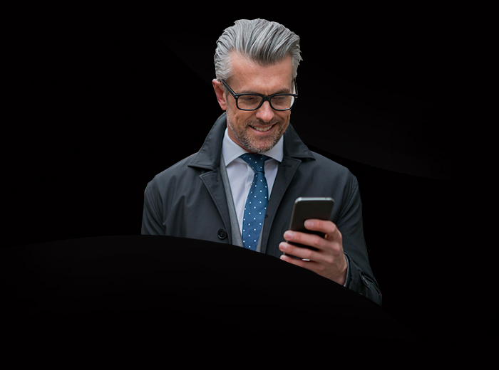 un uomo d'affari guarda lo schermo del suo smartphone 